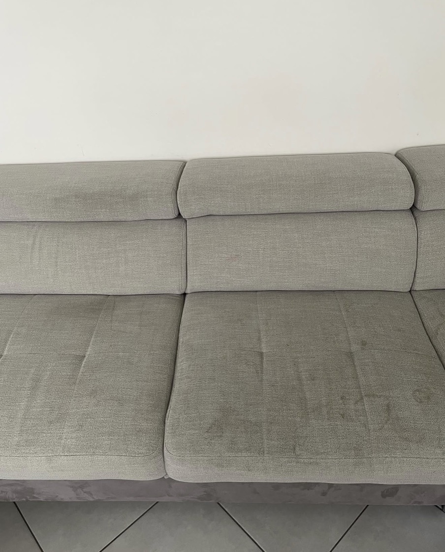 Canapé d'angle en tissu gris avant nettoyage : auréoles et taches sur les assises et les dossiers